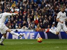 Gareth Bale dává svojí druhou branku do sít Vallecana.