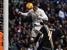 Cristiano Ronaldo stílí hlavou v utkání proti Vallecanu. Pihlíí obránce...