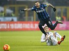 Mauro Icardi z Interu Milán padá pes Lucase Bigliu z Lazia.