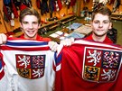 Obránci eské hokejové reprezentace hrá do 20 let Dominik Maín (vlevo) a...