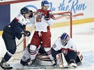 eský hokejista Dominik Lakato cloní ped slovenskou brankou na MS hrá do 20...