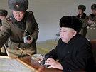 Severokorejský vdce Kim ong-un sleduje vojenské manévry armádních jednotek...