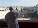 Pape Frantiek mává bhem poehnání Mstu a svtu z lodie baziliky svatého...