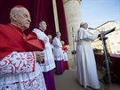 Pape Frantiek bhem poehnání Mstu a svtu, které pronáel z lodie baziliky...