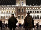 Belgití vojáci hlídkují na jednom z vánoních trh v Bruselu (24. prosinec...