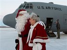 Santa s manelkou v St. Mary na Aljace, kam je dopravil armdn letoun C-130H...