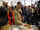 Lídr španělských socialistů Pedro Sanchez pózuje fotografovi u volební urny...