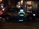 idi automobilu BMW vjel po nehod s tramvají ve Francouzské ulici do obchodu...