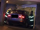 idi automobilu BMW vjel po nehod s tramvají ve Francouzské ulici do obchodu...