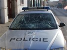Opilec skoil na kapotu a rozbil pední sklo u policejního auta.