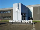 Jednoduchá dvoupodlaní budova Universal Robots v Odense. Uvnit je...