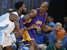 Kobe Bryant z Los Angeles Lakers u míe, od tla si drí Willa Bartona z...