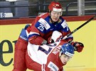 eského hokejistu Dominika Maína zpracovává v utkání MS dvacítek Rus Alexandr...