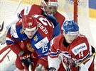 eský hokejista Filip Chlapík operuje ped brankou ruského gólmana Alexandra...