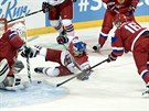 eský hokejista David Kae padá ped brankou ruského gólmana Alexandra...