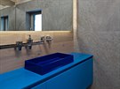 Jednou z mála pouitých výrazných barev je modrá v jedné z koupelen.
