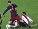 Lionel Messi (uprosted) z Barcelony padá po souboji s Matiasem Kranevitterem z...