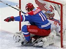 Rusk hokejista Sergej Andronov skonil na eskm branki Dominiku Furchovi.
