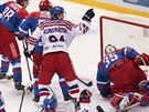 eský hokejista Tomá Kundrátek slaví gól proti Rusku.