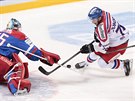 eský hokejista Tomá Zohorna ped ruským brankáem Alexejem Muryginem.