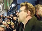 Bono z U2 s dalšími hvězdami zazpíval na ulici v Dublinu.