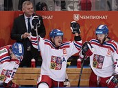 et hokejist oslavuj vtzstv na domcm Ruskem v rmci Channel One Cupu....