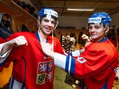 Obrnci esk hokejov reprezentace hr do 20 let Dominik Man (vlevo) a...