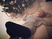 Maria Šarapovová relaxuje pod vánočním stromečkem