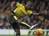 Nigerijsk tonk Watfordu Odion Ighalo skruje do branky Liverpoolu.