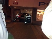 Řidič automobilu BMW vjel po nehodě s tramvají ve Francouzské ulici do obchodu...
