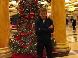 Sv�toznámý kucha� Gordon Ramsay u váno�ního strome�ku, který si zamiloval.