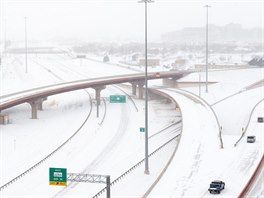 Snhová pokrývka na silnicích v texaském Lubbocku (27. prosince 2015).