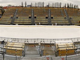 Hokejová plocha na stadionu za Luánkami.