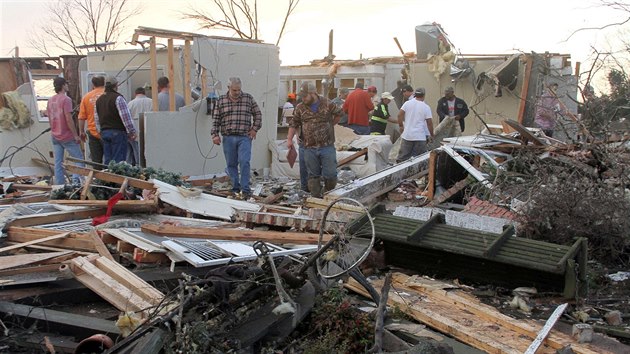 Boue na jihovchod USA za sebou zanechala spou. Lid odklz trosky nedaleko msta Clarksdale v  Mississippi. (24. prosince 2015)