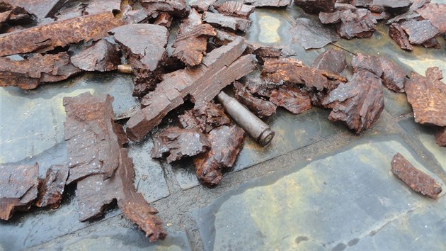 Zbytky šrapnelů, které dělníci našli v okolí továrny (15. prosince 2015)