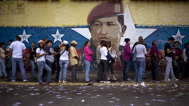 Portrt Huga Chveze shl na frontu ped volebn mstnost v Caracasu (6. prosince 2015)