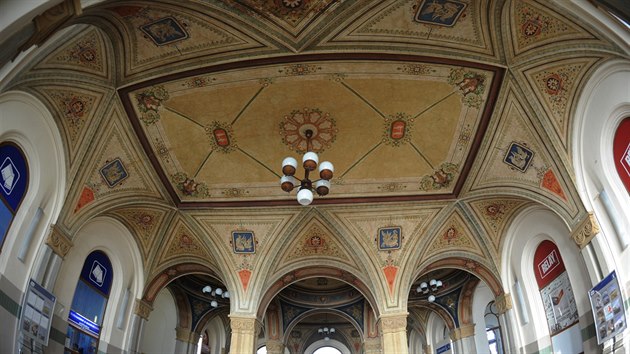 Secesní budova z roku 1871 je památkově chráněná, cenné jsou hlavně fresky na klenutých stropech v odbavovací hale a kresby na okenních sklech.
