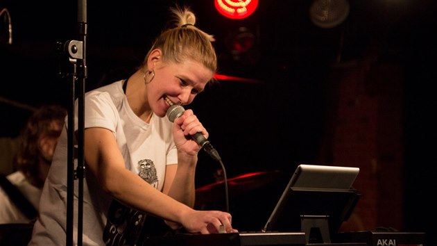 Na pódiu Pavla Táboříková často paličky odloží a vezme do ruky mikrofon nebo hraje na klávesy.