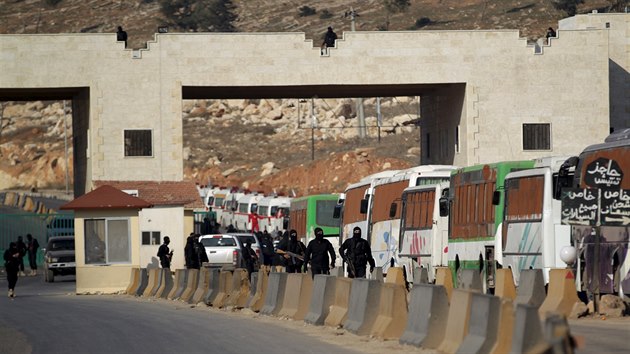 Povstalet bojovnci zajiuj oblast, zatmco autobusy odvej rann a civilisty ze dvou provldnch itskch mst v provincii Idlib (28. prosince 2015)