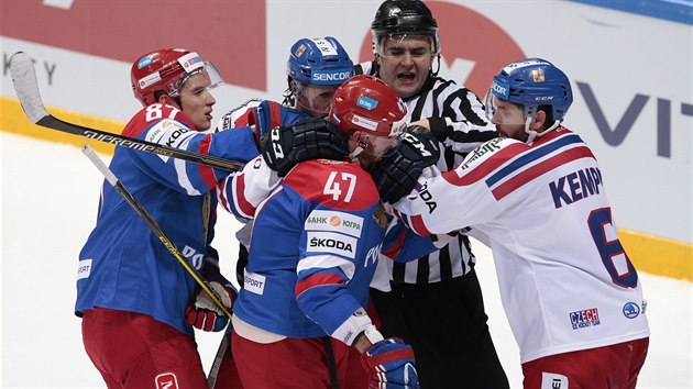FRUSTRACE. et hokejist porazili Rusko 4:2 na Channel One Cupu a zejmna Alexandr Radulov (slo 47) situaci nezvldl a s echy se postrkoval.