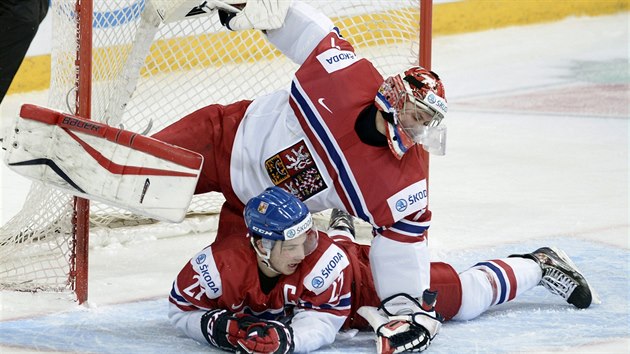 esk brank Vtek Vanek se srazil s kapitnem Dominikem Manem v zpase se Slovenskem na hokejovm MS junior.