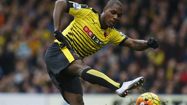 Nigerijsk tonk Watfordu Odion Ighalo skruje do branky Liverpoolu.