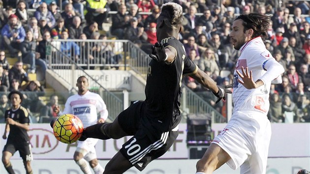 Paul Pogba z Juventusu stl v zpase italsk ligy proti Carpi.