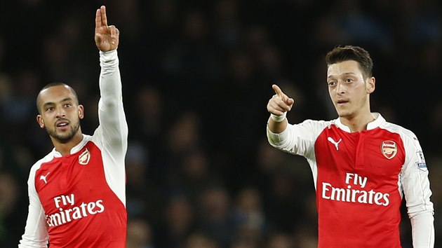 STELEC A ASISTENT. Theu Walcottovi (vlevo) pihrl na vodn gl Arsenalu do st Manchesteru City nmeck zlonk Mesut zil (vpravo).