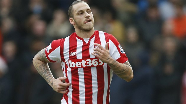 Marko Arnautovi slav gl do st Manchesteru United, kterm zvyoval veden Stoke City na 2:0.