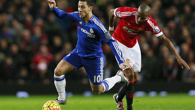 Zlonk Manchesteru United Ashley Young nedovolen zastavil Edena Hazarda z Chelsea.