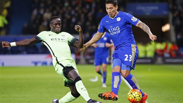 Bacary Sagna (vlevo) a Leonardo Ulloa (vpravo) v utkn o elo tabulky mezi Leicesterem a Manchesterem City.