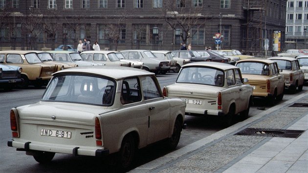 Berlnsk ulice v roce 1989, nejvt zastoupen m Trabant 601.
