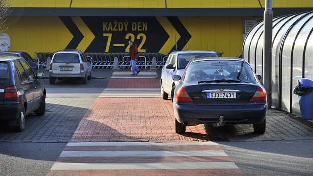 I editel mstskch strnk Jan Frenc uznv, e nkter vt vozy u se na vyhrazen msta skoro nevejdou.