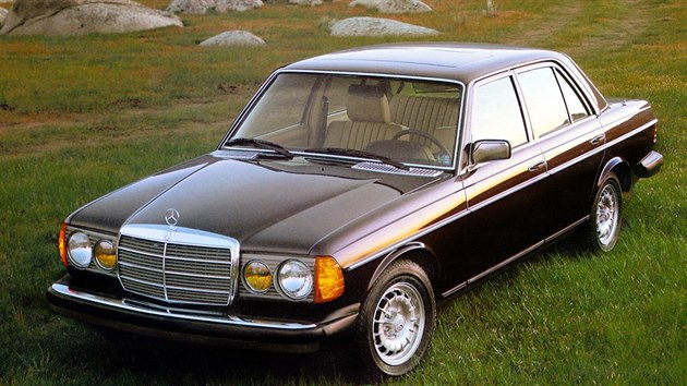 Mercedesu W123 se k Piano. Mlokdo ale v pro, je to kvli specifickmu tvaru vka kufru s chromovanou litou, kter pipomn vko klavru.